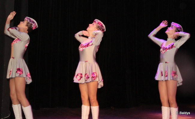 100 mażoretek na jednej scenie (zdjęcia)