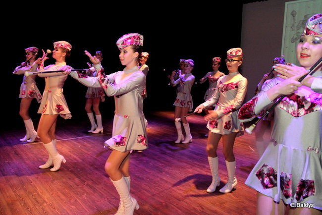 100 mażoretek na jednej scenie (zdjęcia)