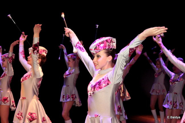 100 mażoretek na jednej scenie (zdjęcia)