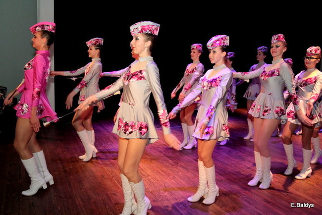 100 mażoretek na jednej scenie (zdjęcia)