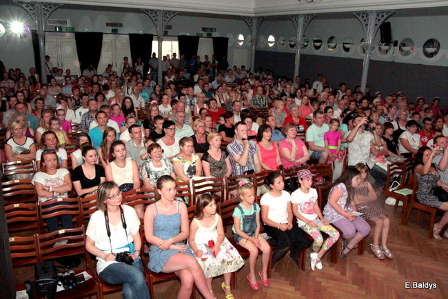 100 mażoretek na jednej scenie (zdjęcia)