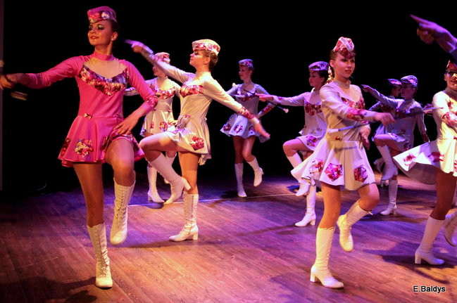 100 mażoretek na jednej scenie (zdjęcia)