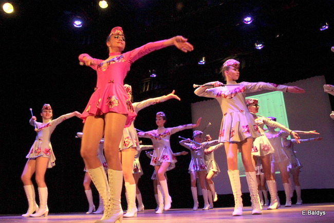 100 mażoretek na jednej scenie (zdjęcia)