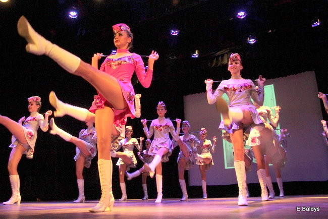 100 mażoretek na jednej scenie (zdjęcia)