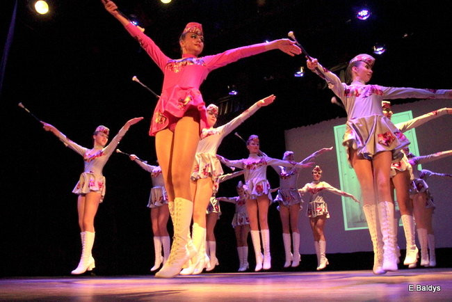 100 mażoretek na jednej scenie (zdjęcia)