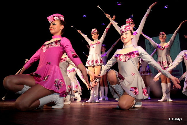 100 mażoretek na jednej scenie (zdjęcia)