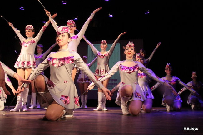 100 mażoretek na jednej scenie (zdjęcia)