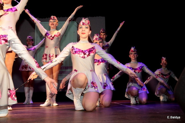 100 mażoretek na jednej scenie (zdjęcia)