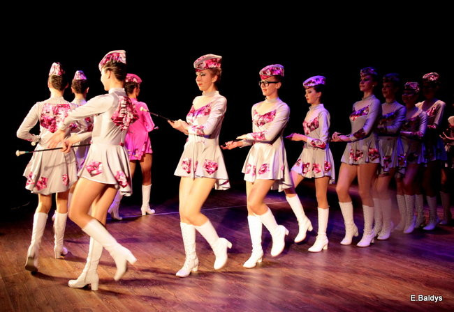 100 mażoretek na jednej scenie (zdjęcia)