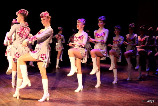 100 mażoretek na jednej scenie (zdjęcia)