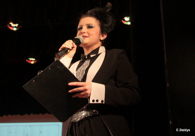 100 mażoretek na jednej scenie (zdjęcia)