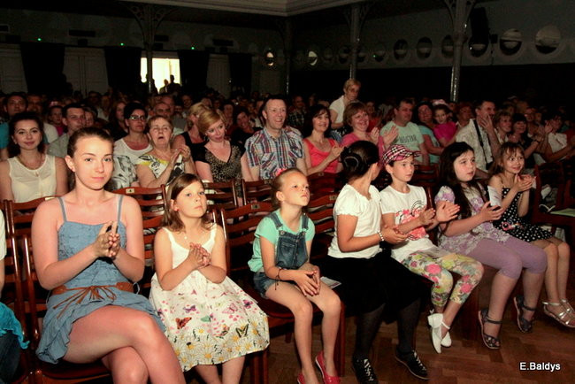 100 mażoretek na jednej scenie (zdjęcia)