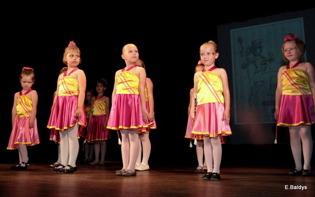 100 mażoretek na jednej scenie (zdjęcia)