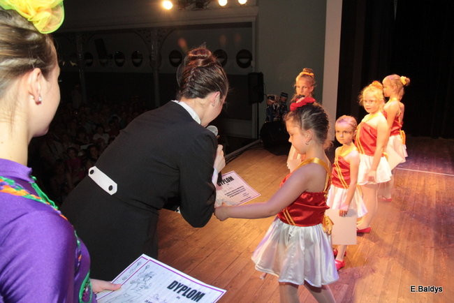 100 mażoretek na jednej scenie (zdjęcia)