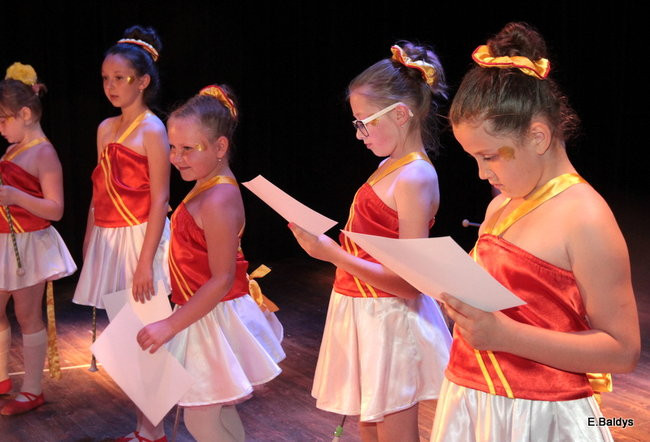 100 mażoretek na jednej scenie (zdjęcia)