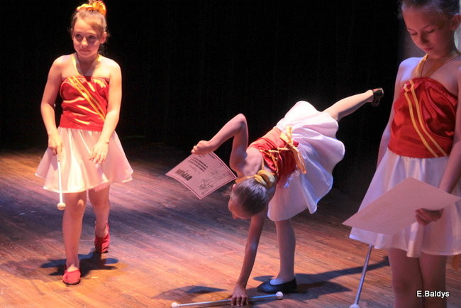 100 mażoretek na jednej scenie (zdjęcia)