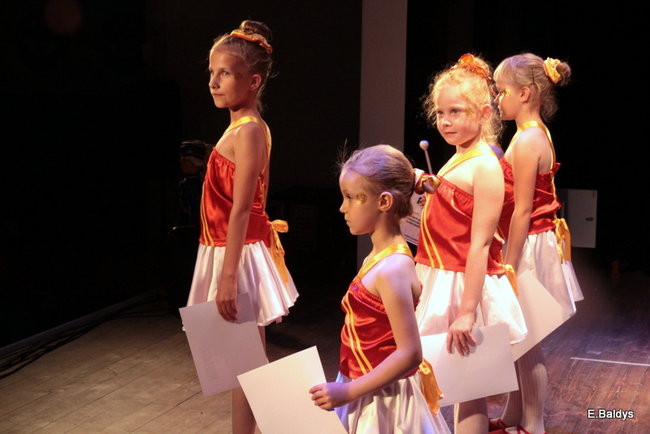 100 mażoretek na jednej scenie (zdjęcia)