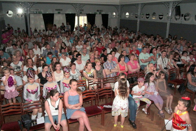 100 mażoretek na jednej scenie (zdjęcia)
