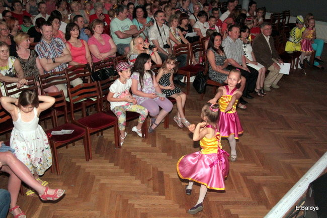 100 mażoretek na jednej scenie (zdjęcia)