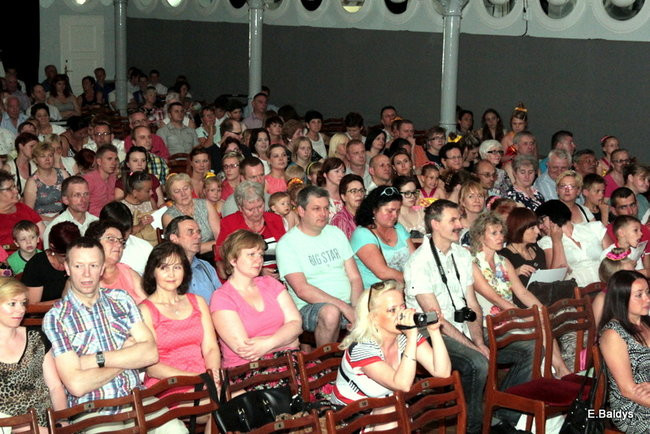 100 mażoretek na jednej scenie (zdjęcia)