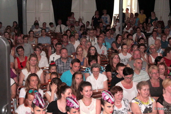 100 mażoretek na jednej scenie (zdjęcia)