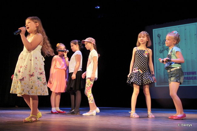 100 mażoretek na jednej scenie (zdjęcia)