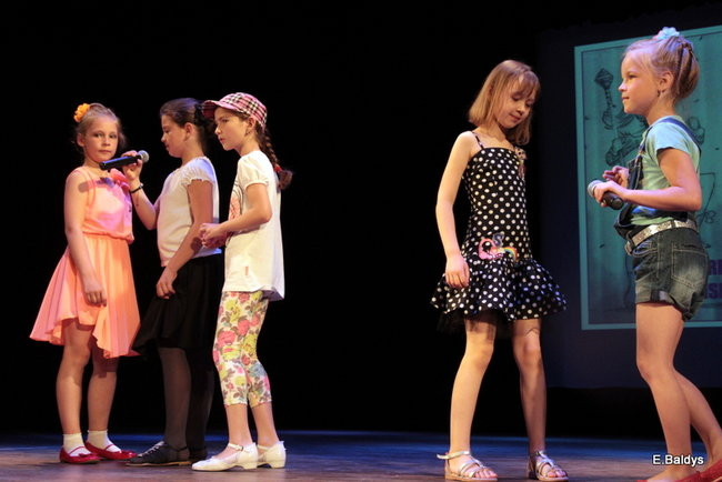 100 mażoretek na jednej scenie (zdjęcia)