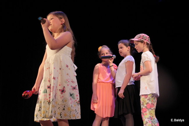 100 mażoretek na jednej scenie (zdjęcia)