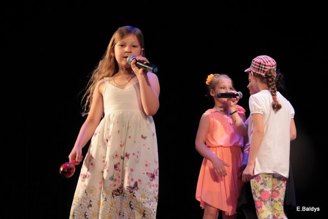 100 mażoretek na jednej scenie (zdjęcia)