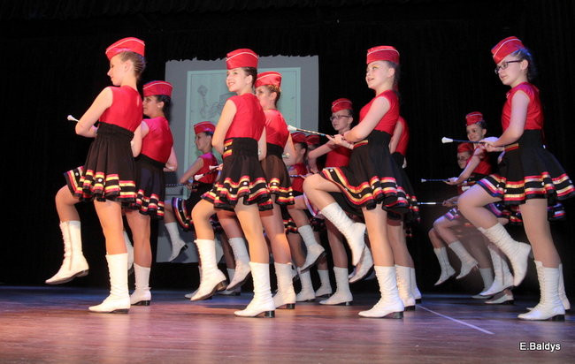 100 mażoretek na jednej scenie (zdjęcia)