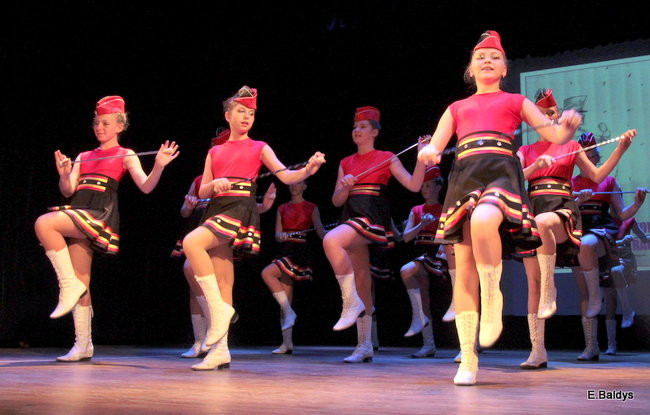 100 mażoretek na jednej scenie (zdjęcia)