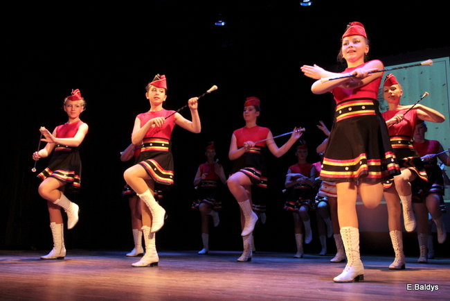 100 mażoretek na jednej scenie (zdjęcia)