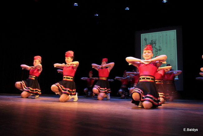 100 mażoretek na jednej scenie (zdjęcia)