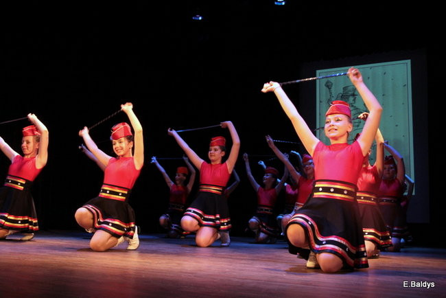 100 mażoretek na jednej scenie (zdjęcia)