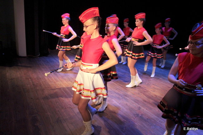 100 mażoretek na jednej scenie (zdjęcia)