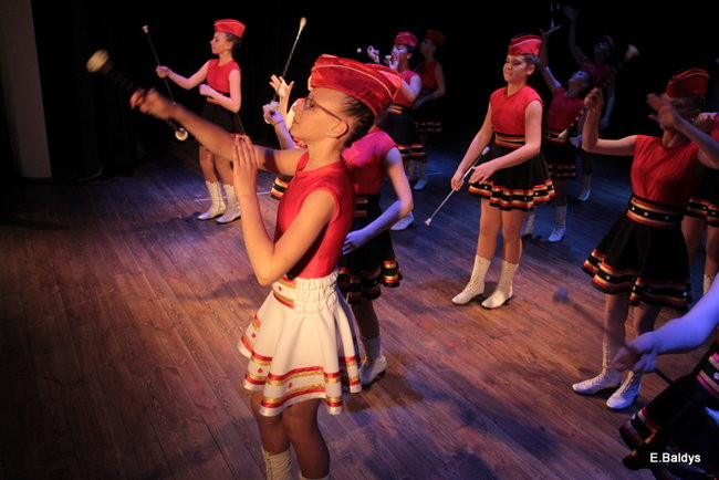 100 mażoretek na jednej scenie (zdjęcia)