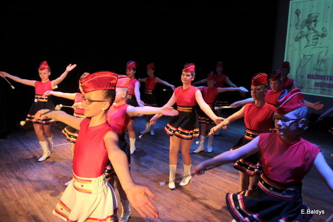 100 mażoretek na jednej scenie (zdjęcia)