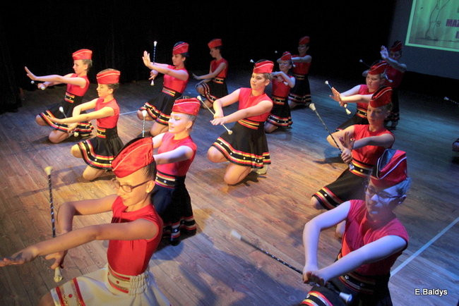 100 mażoretek na jednej scenie (zdjęcia)