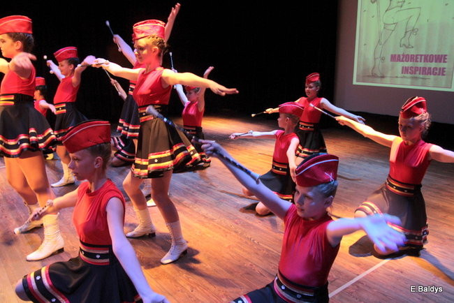 100 mażoretek na jednej scenie (zdjęcia)