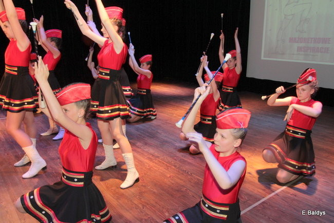 100 mażoretek na jednej scenie (zdjęcia)