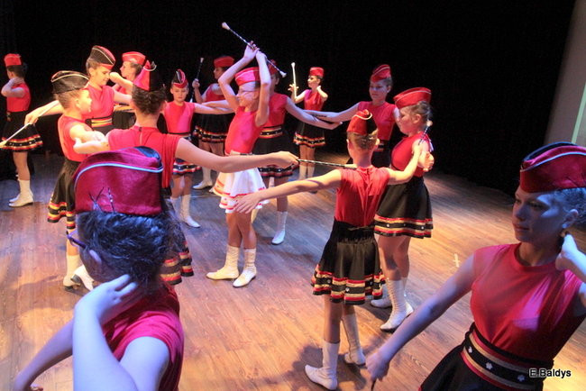 100 mażoretek na jednej scenie (zdjęcia)