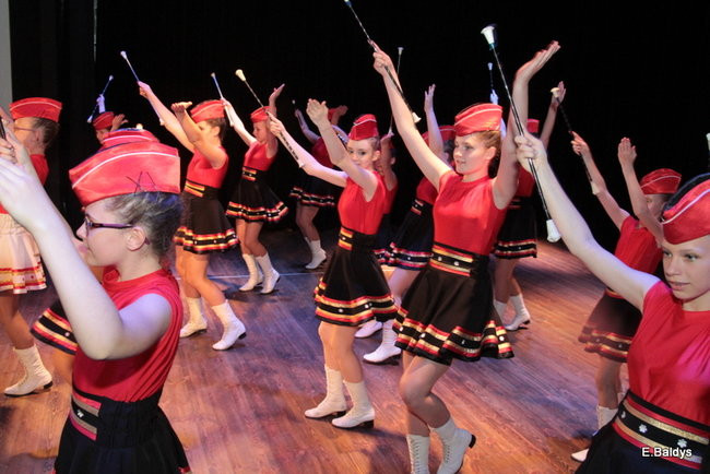 100 mażoretek na jednej scenie (zdjęcia)