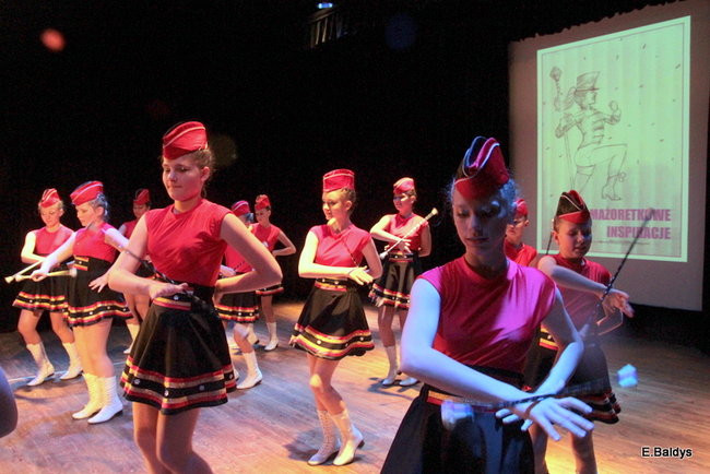 100 mażoretek na jednej scenie (zdjęcia)