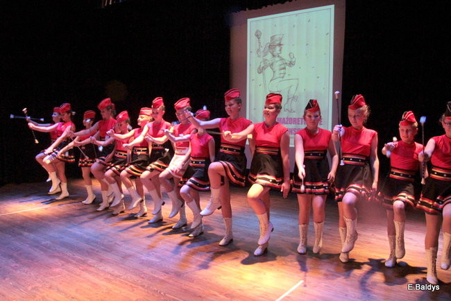 100 mażoretek na jednej scenie (zdjęcia)