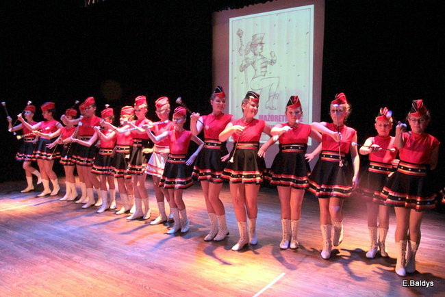 100 mażoretek na jednej scenie (zdjęcia)