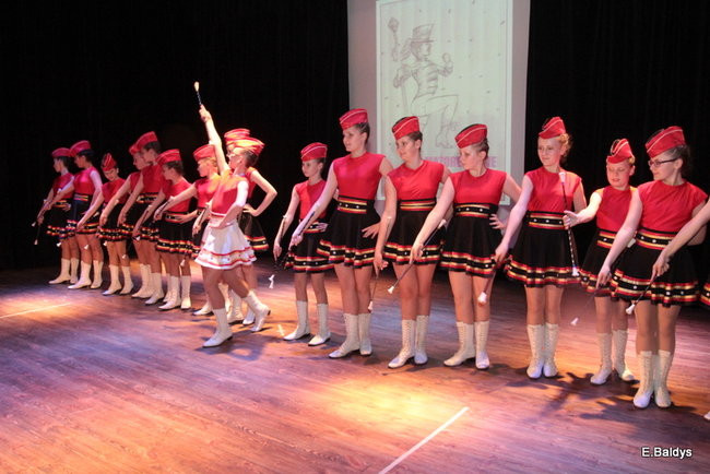 100 mażoretek na jednej scenie (zdjęcia)