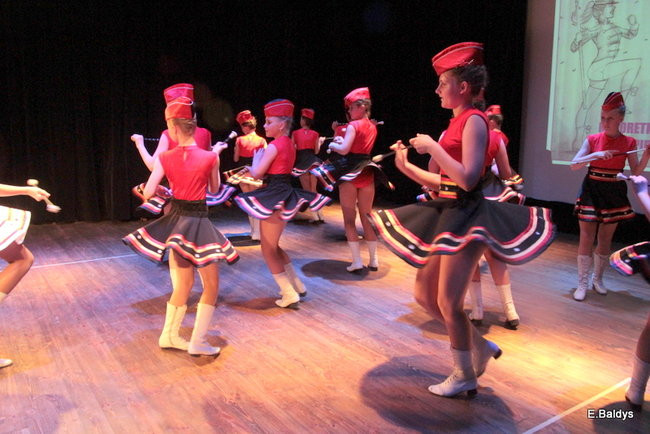 100 mażoretek na jednej scenie (zdjęcia)