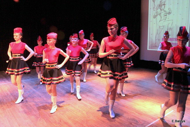 100 mażoretek na jednej scenie (zdjęcia)