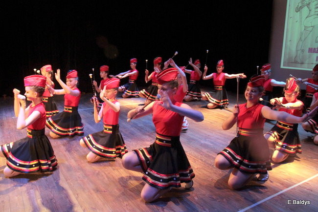 100 mażoretek na jednej scenie (zdjęcia)