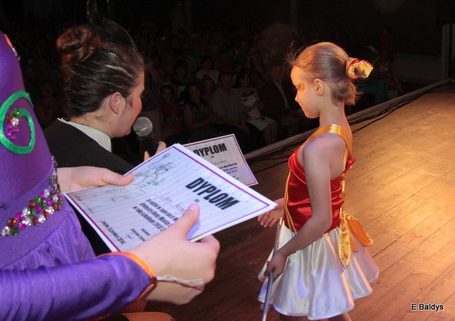 100 mażoretek na jednej scenie (zdjęcia)